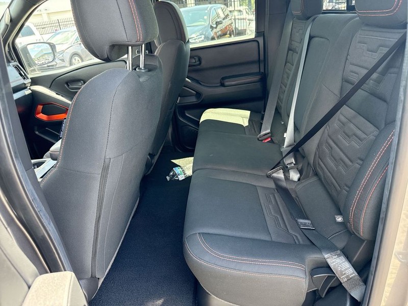 Nissan Frontier Vehicle Full-screen Gallery Image 30