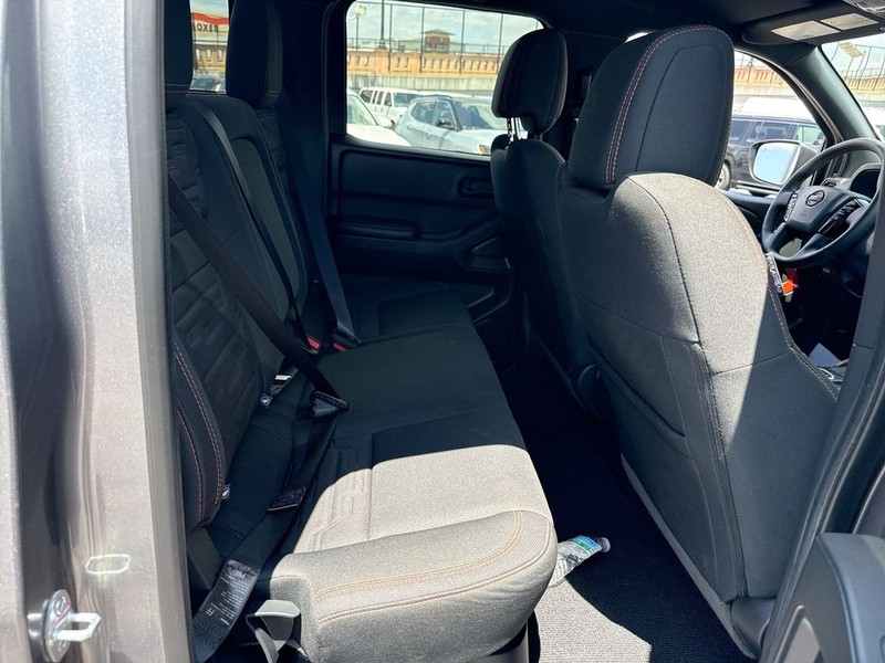 Nissan Frontier Vehicle Full-screen Gallery Image 32