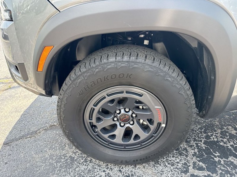 Nissan Frontier Vehicle Full-screen Gallery Image 34
