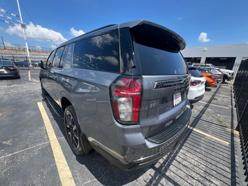 Chevrolet Suburban Vehicle Full-screen Gallery Image 4