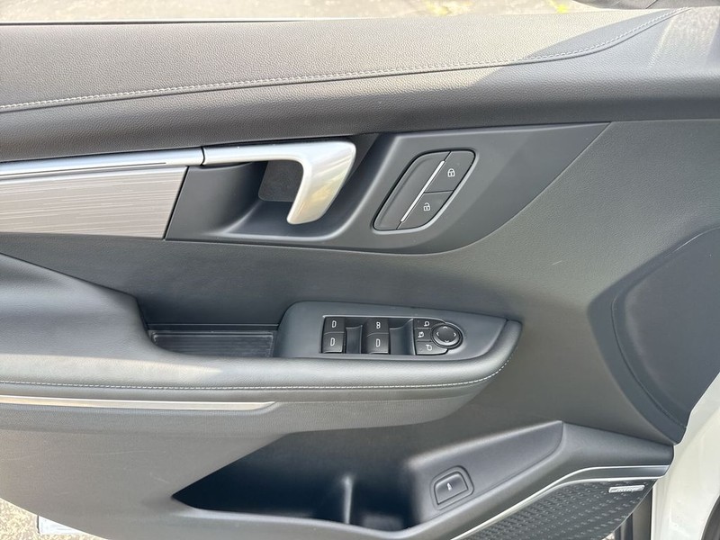 Buick Enclave Vehicle Full-screen Gallery Image 23