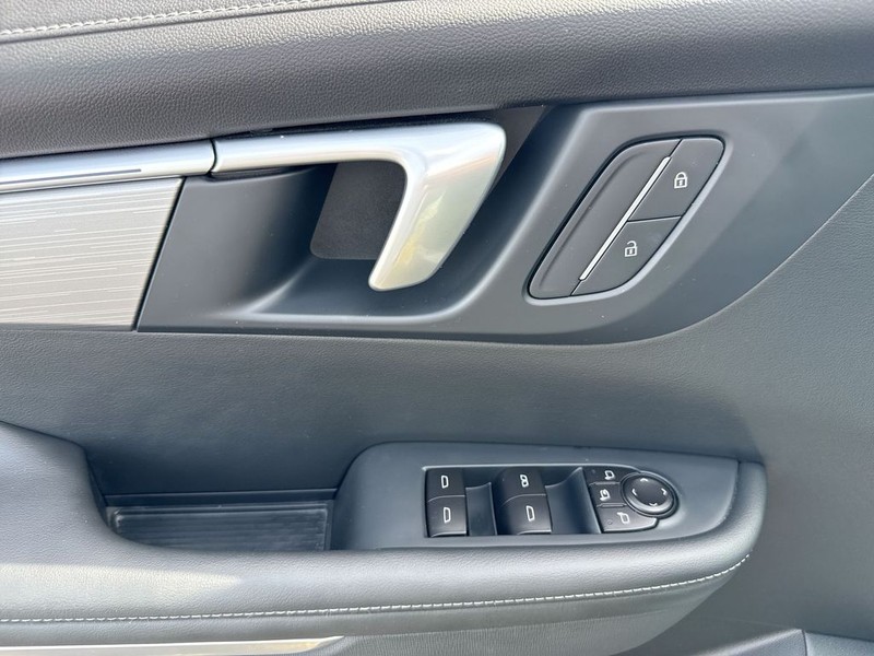 Buick Enclave Vehicle Full-screen Gallery Image 24