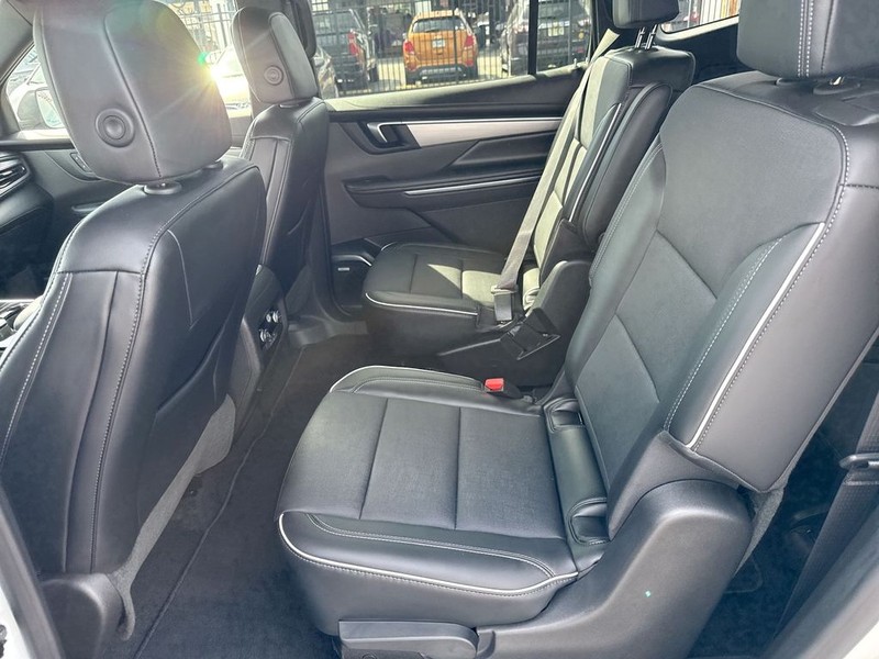 Buick Enclave Vehicle Full-screen Gallery Image 25