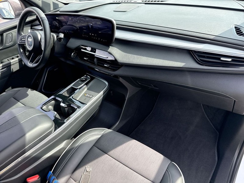 Buick Enclave Vehicle Full-screen Gallery Image 28