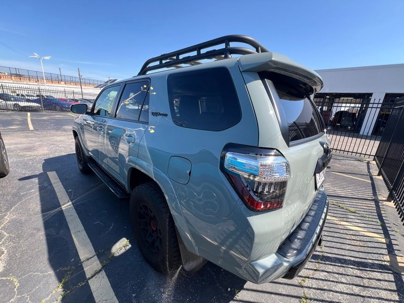 Toyota 4Runner Vehicle Full-screen Gallery Image 4
