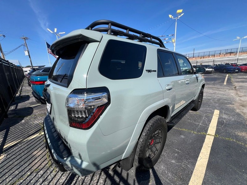 Toyota 4Runner Vehicle Full-screen Gallery Image 6