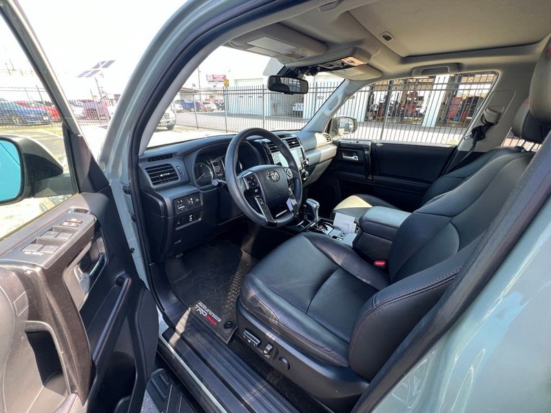 Toyota 4Runner Vehicle Full-screen Gallery Image 7