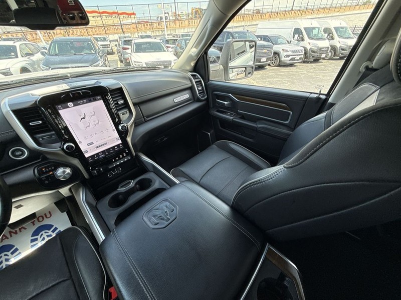 Ram 2500 Vehicle Full-screen Gallery Image 18