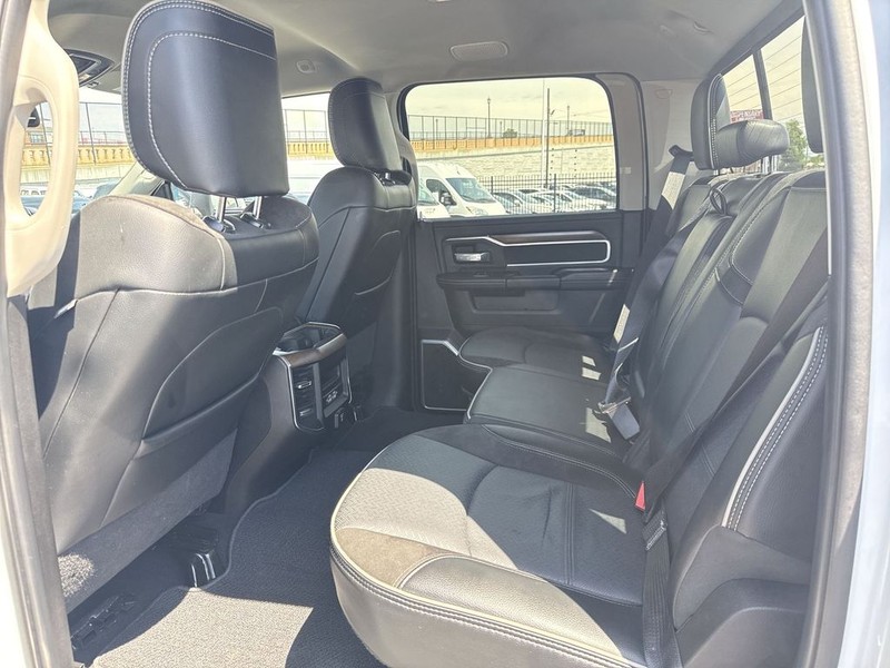 Ram 2500 Vehicle Full-screen Gallery Image 36