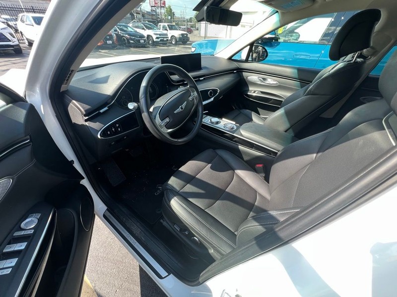 Genesis GV70 Vehicle Full-screen Gallery Image 7