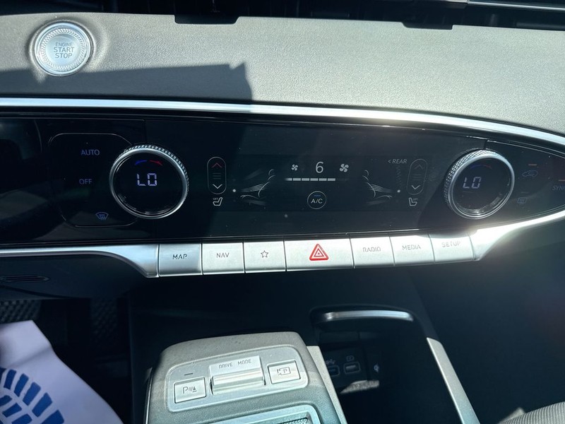 Genesis GV70 Vehicle Full-screen Gallery Image 24