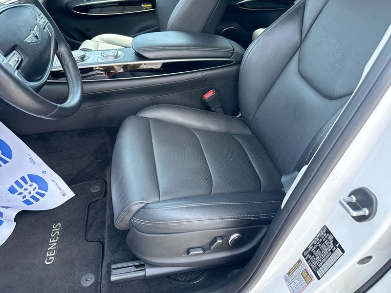 Genesis GV70 Vehicle Full-screen Gallery Image 26
