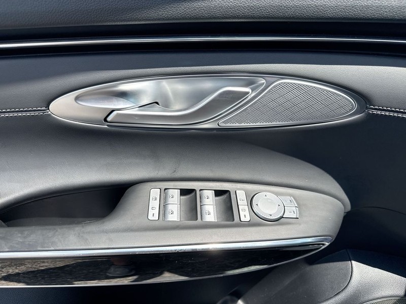 Genesis GV70 Vehicle Full-screen Gallery Image 29