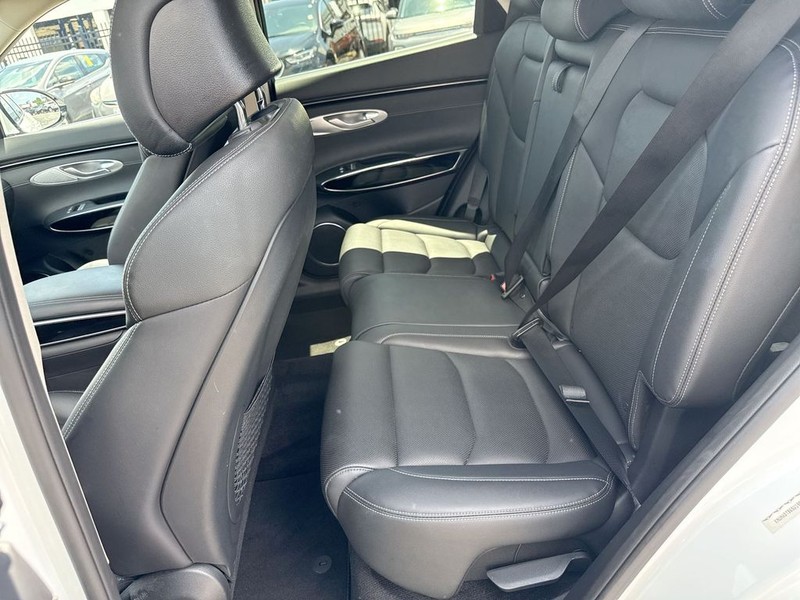 Genesis GV70 Vehicle Full-screen Gallery Image 30