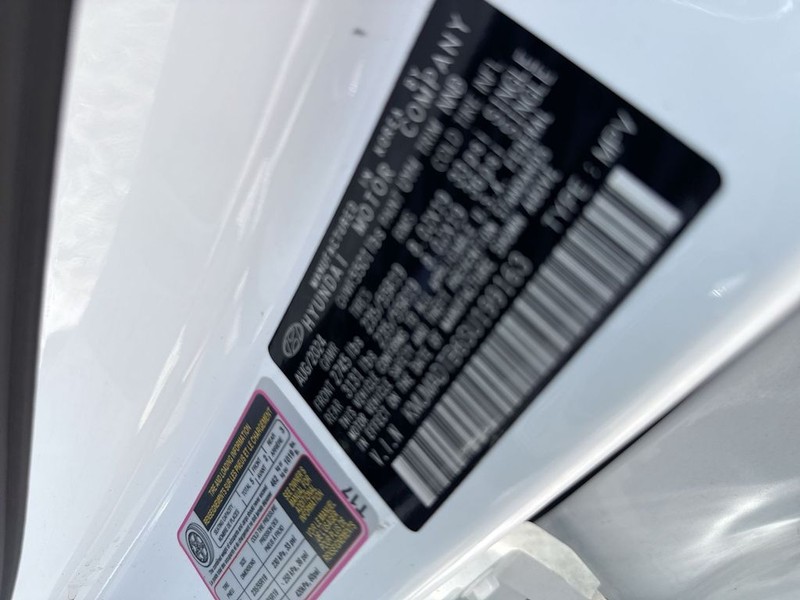Genesis GV70 Vehicle Full-screen Gallery Image 35