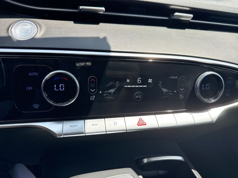 Genesis GV70 Vehicle Full-screen Gallery Image 36