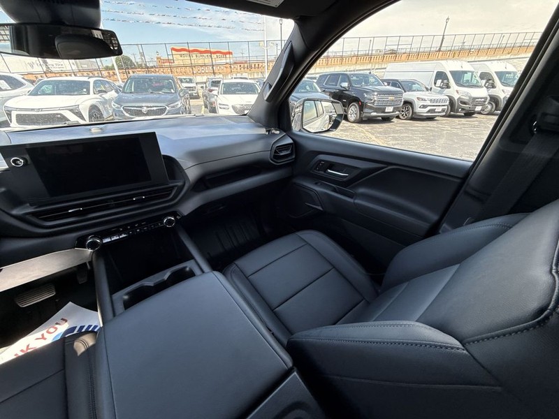 Chevrolet Silverado EV Vehicle Full-screen Gallery Image 18