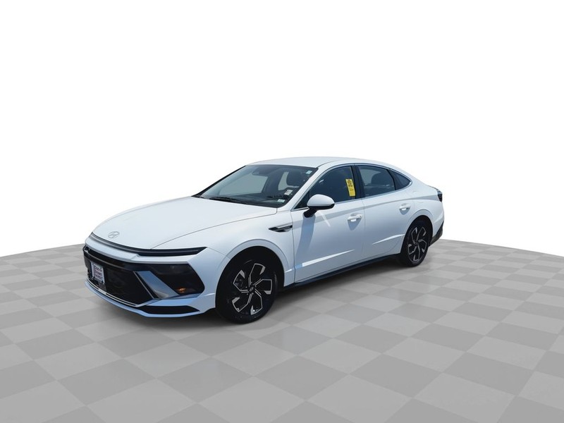 Hyundai Sonata Vehicle Full-screen Gallery Image 6