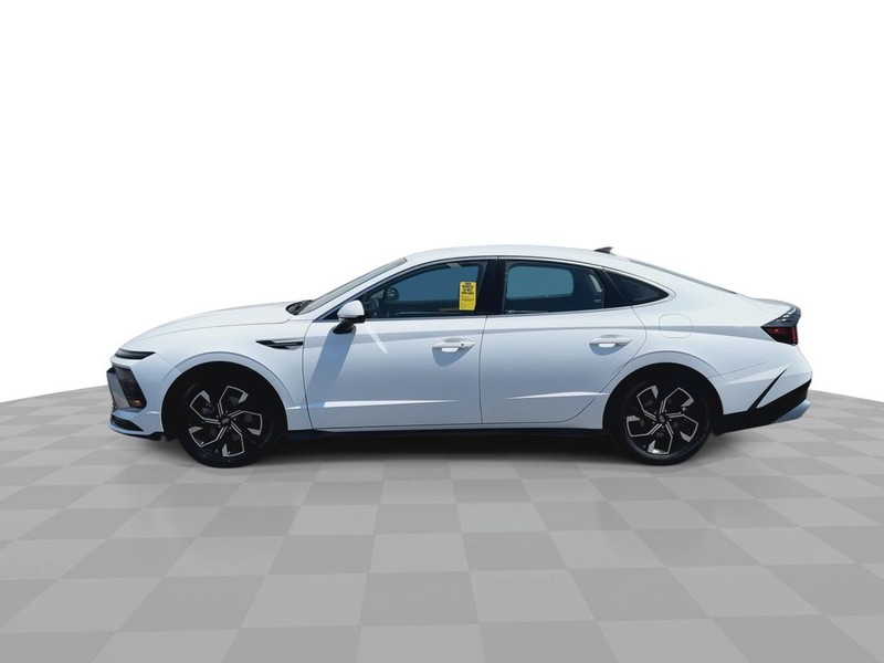 Hyundai Sonata Vehicle Full-screen Gallery Image 7