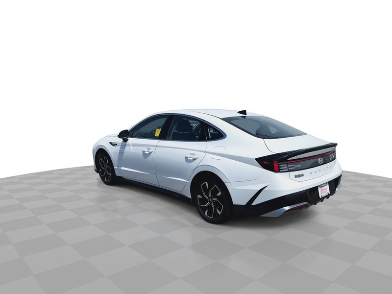 Hyundai Sonata Vehicle Full-screen Gallery Image 10