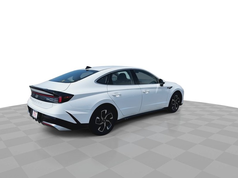 Hyundai Sonata Vehicle Full-screen Gallery Image 13