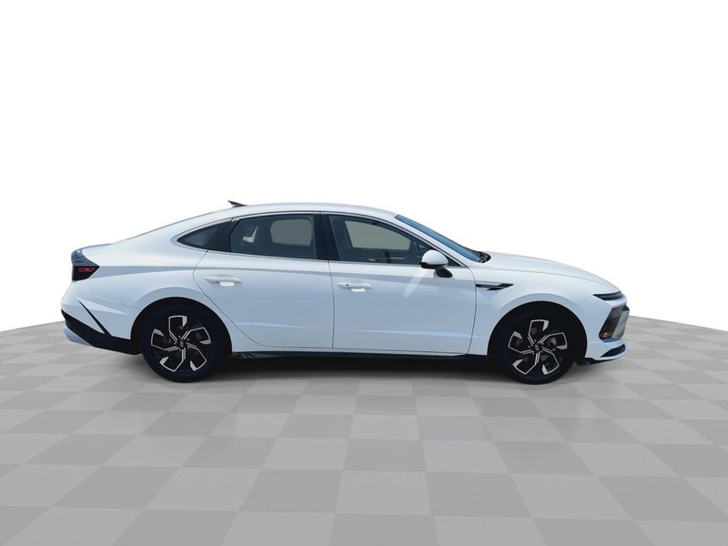 Hyundai Sonata Vehicle Full-screen Gallery Image 14