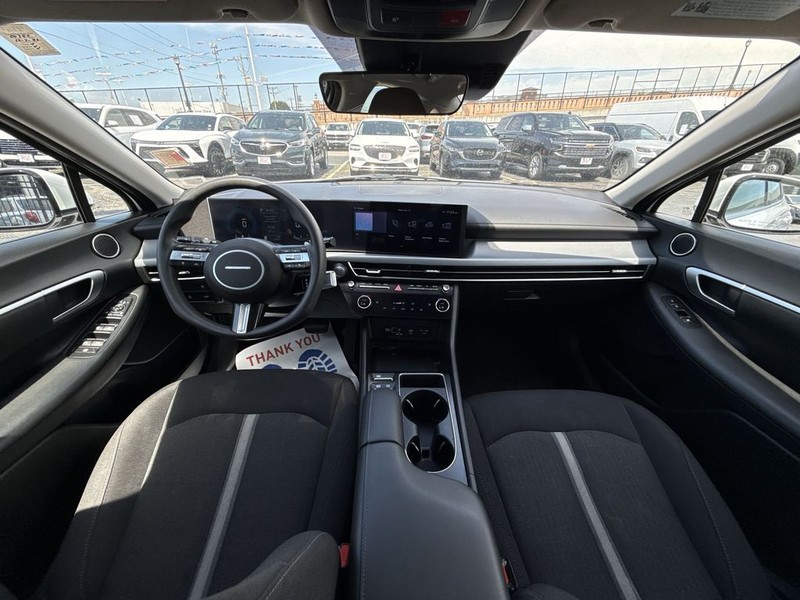 Hyundai Sonata Vehicle Full-screen Gallery Image 17