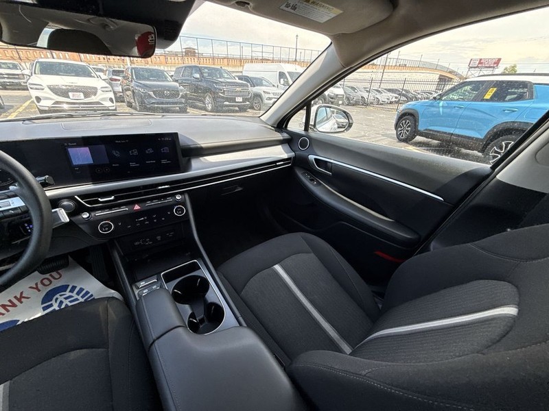 Hyundai Sonata Vehicle Full-screen Gallery Image 18