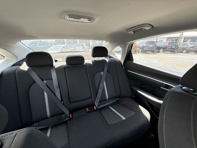 Hyundai Sonata Vehicle Full-screen Gallery Image 21