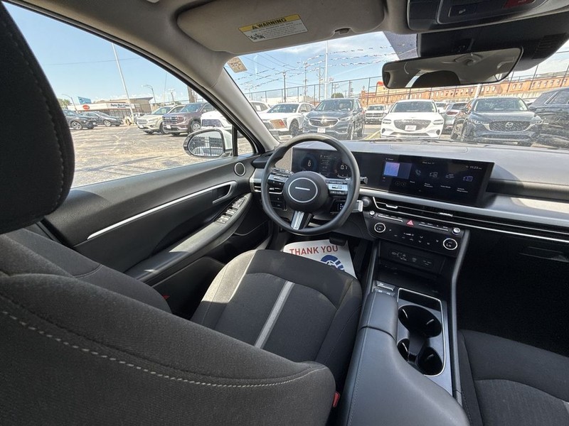Hyundai Sonata Vehicle Full-screen Gallery Image 22