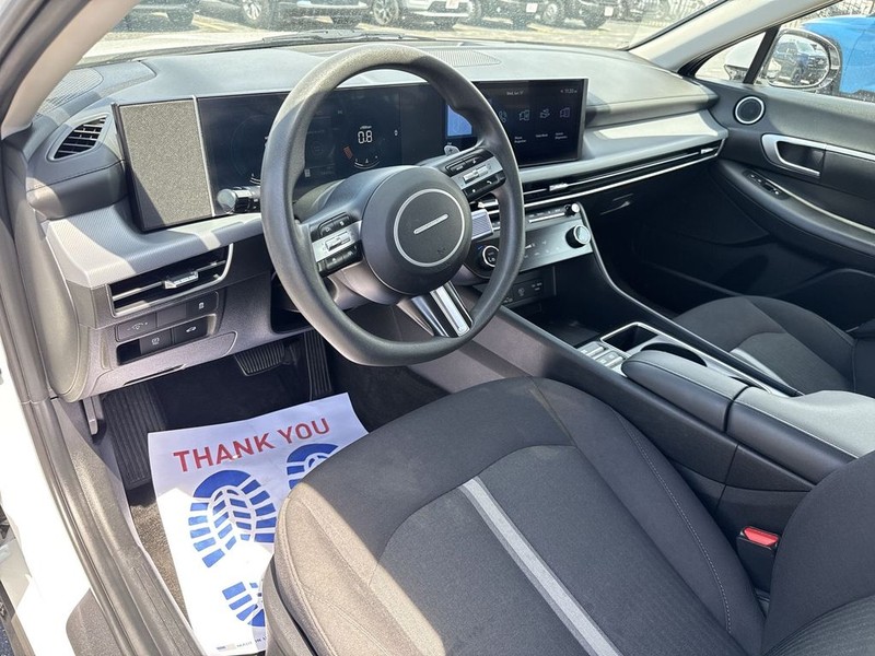 Hyundai Sonata Vehicle Full-screen Gallery Image 23