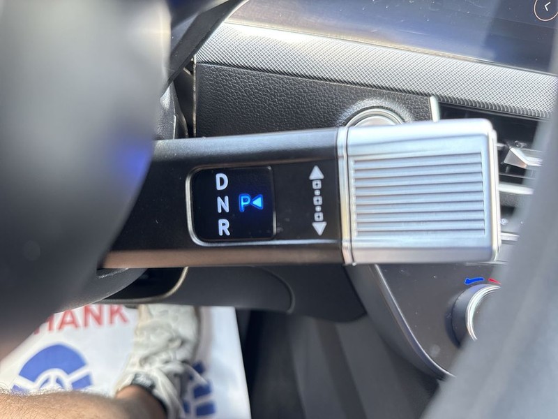 Hyundai Sonata Vehicle Full-screen Gallery Image 28