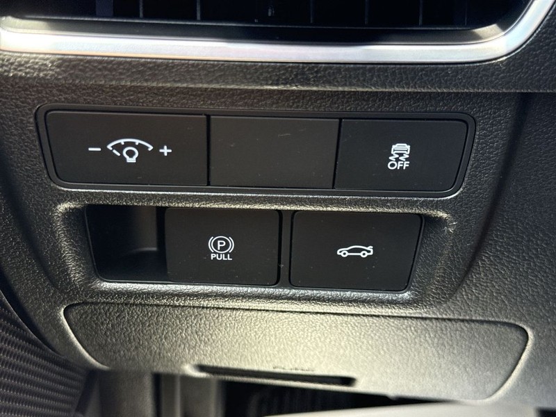 Hyundai Sonata Vehicle Full-screen Gallery Image 30