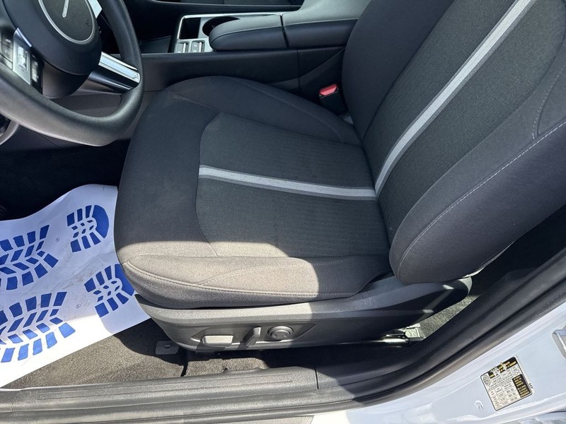 Hyundai Sonata Vehicle Full-screen Gallery Image 31