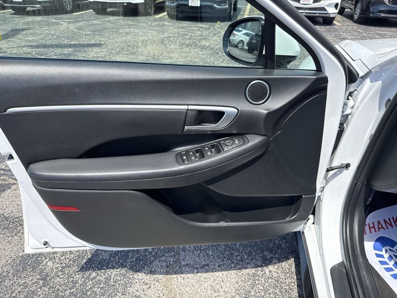 Hyundai Sonata Vehicle Full-screen Gallery Image 32