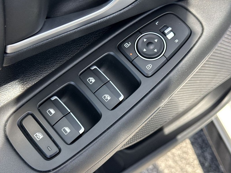 Hyundai Sonata Vehicle Full-screen Gallery Image 33