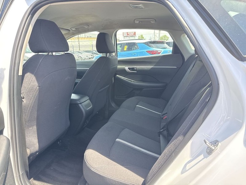 Hyundai Sonata Vehicle Full-screen Gallery Image 34