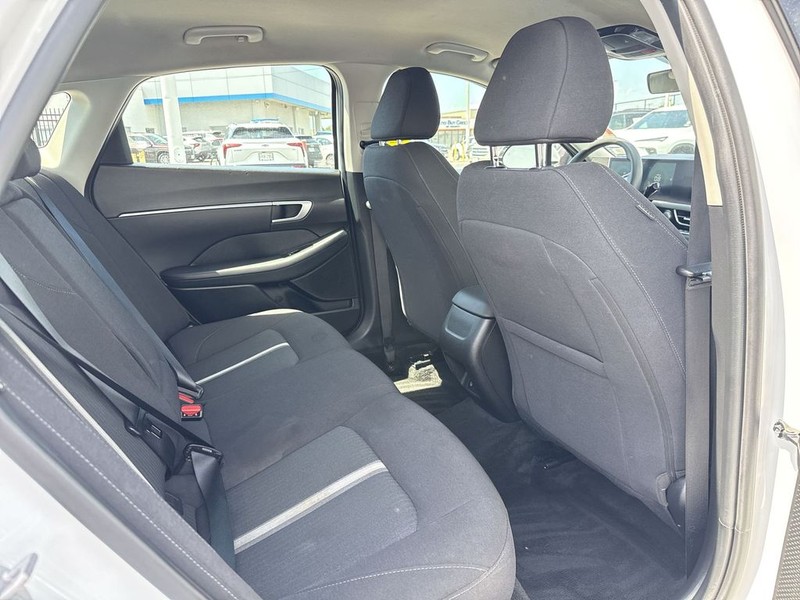Hyundai Sonata Vehicle Full-screen Gallery Image 36