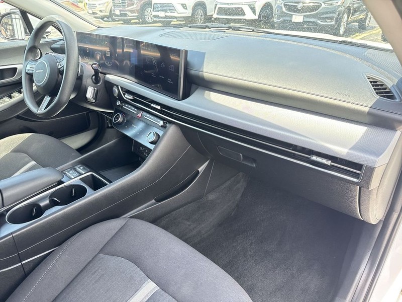 Hyundai Sonata Vehicle Full-screen Gallery Image 38