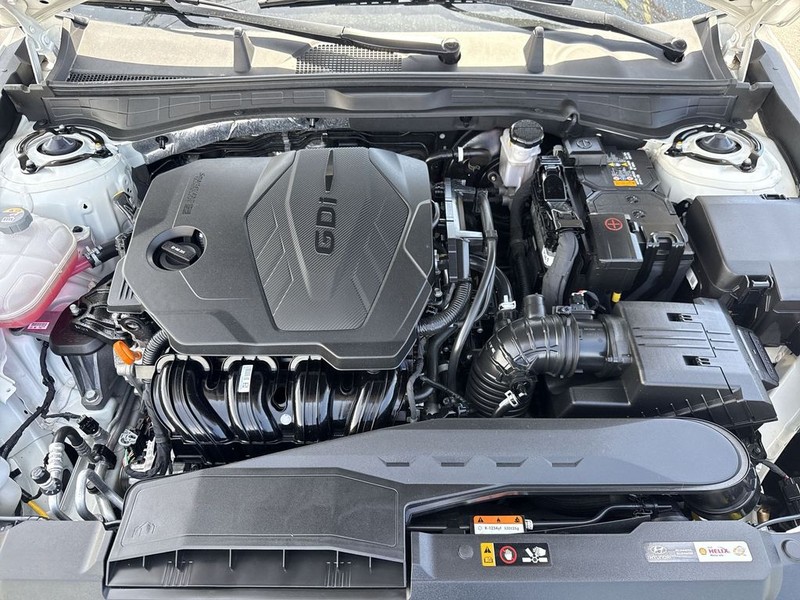Hyundai Sonata Vehicle Full-screen Gallery Image 39