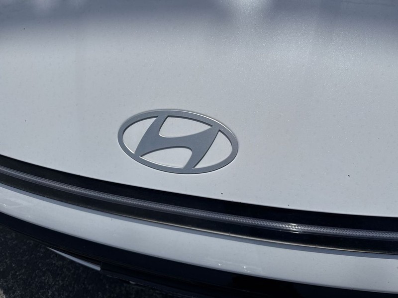 Hyundai Sonata Vehicle Full-screen Gallery Image 40