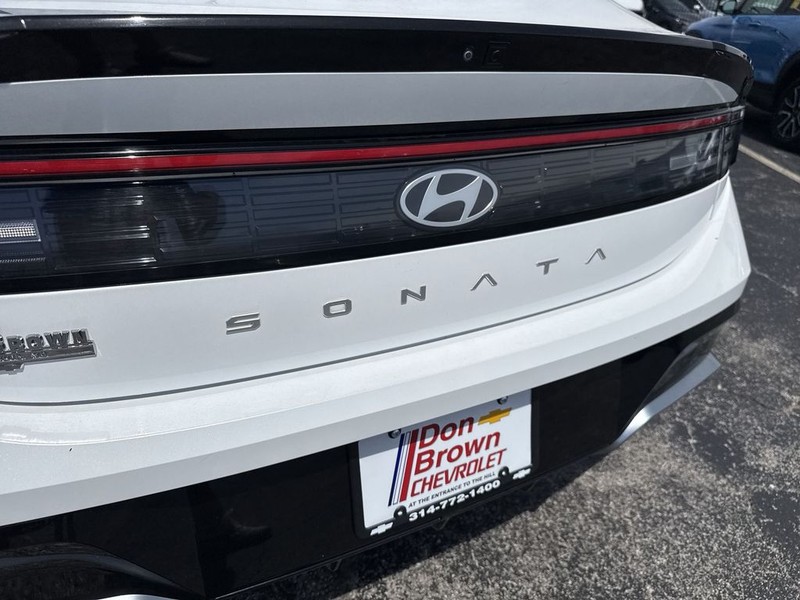 Hyundai Sonata Vehicle Full-screen Gallery Image 41