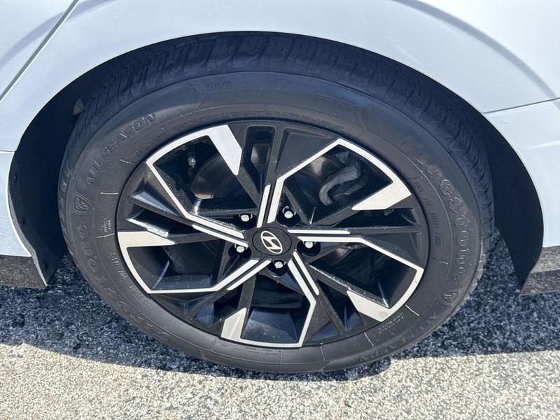 Hyundai Sonata Vehicle Full-screen Gallery Image 42