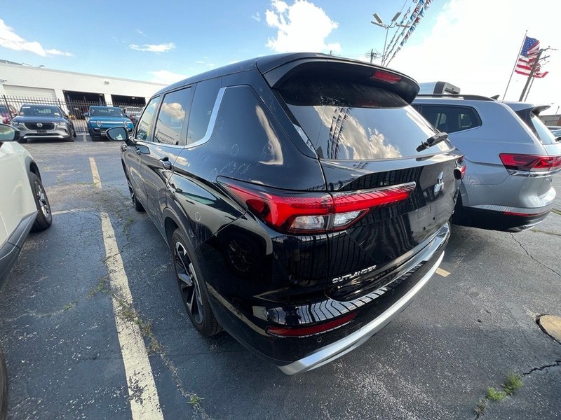 Mitsubishi Outlander Vehicle Full-screen Gallery Image 4