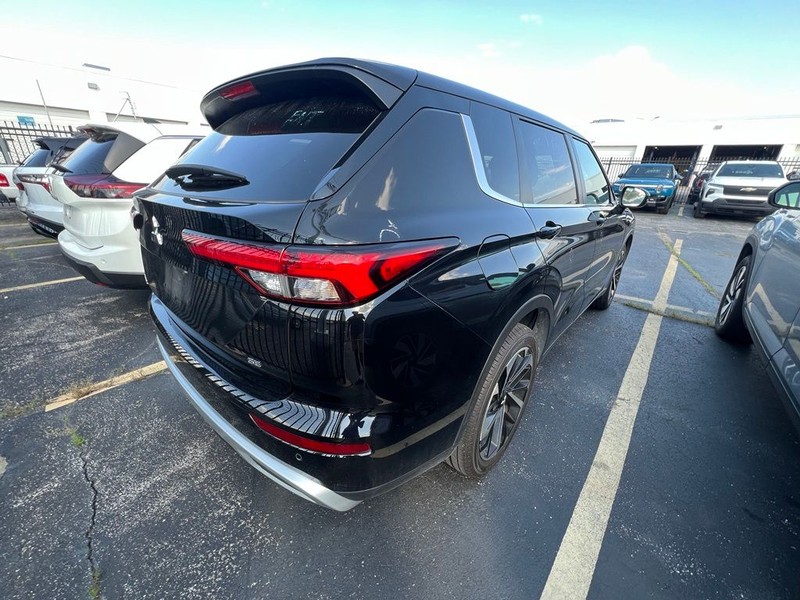 Mitsubishi Outlander Vehicle Full-screen Gallery Image 6