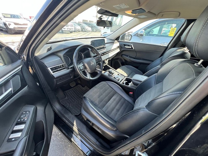 Mitsubishi Outlander Vehicle Full-screen Gallery Image 7