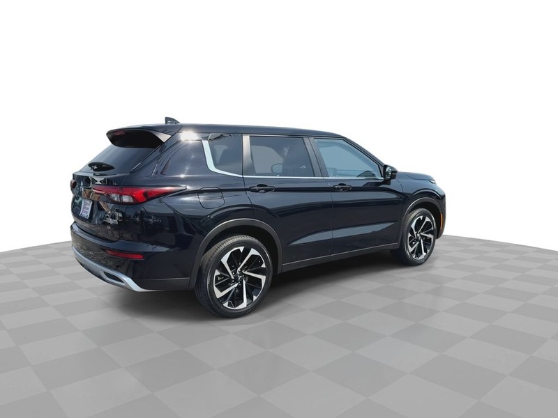 Mitsubishi Outlander Vehicle Full-screen Gallery Image 13
