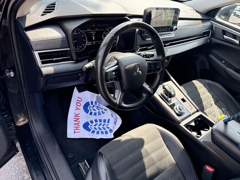 Mitsubishi Outlander Vehicle Full-screen Gallery Image 17