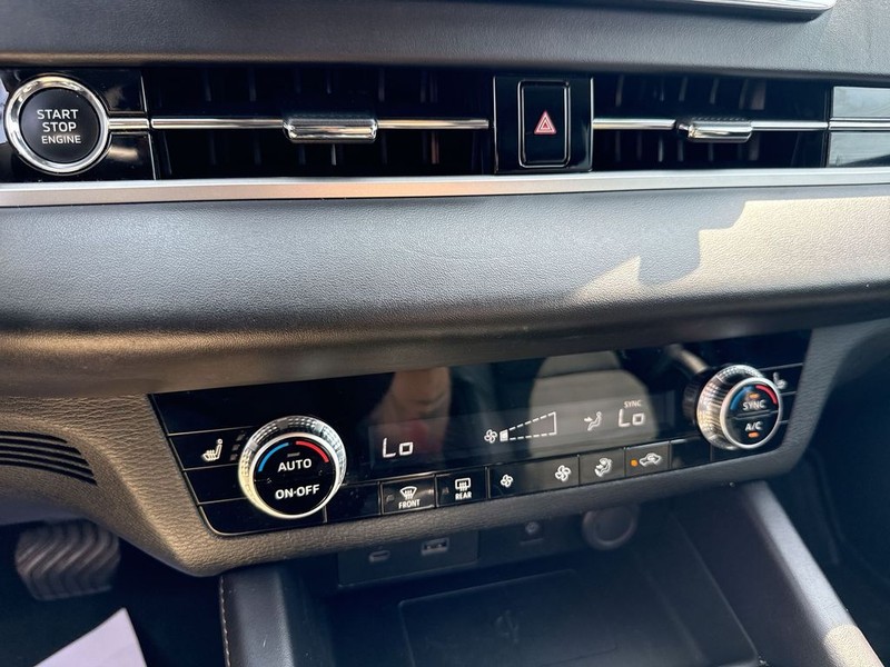Mitsubishi Outlander Vehicle Full-screen Gallery Image 26