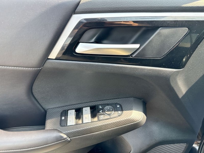 Mitsubishi Outlander Vehicle Full-screen Gallery Image 30